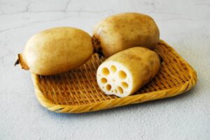 【犬にれんこんはあげてもいい？】生であげてはダメ！豊富な栄養を含むれんこんについて獣医師が解説